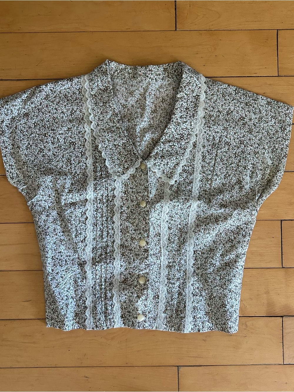 Vintage Floral Lace-Trim Button Front Crop Blouse - Cream & Purple